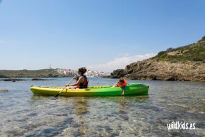 Playas y calas de Menorca para ir en familia: Kayak en la Playa des Grau