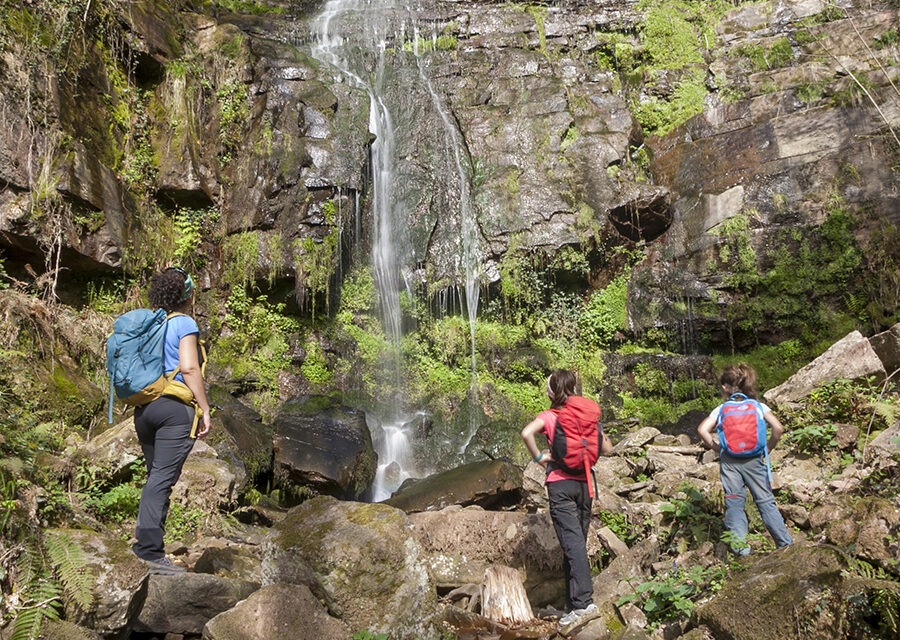 Cascada de oinaska con niños