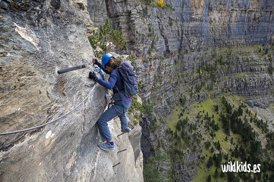 Escalada con niños - paso equipado Escalada con niños - paso equipado