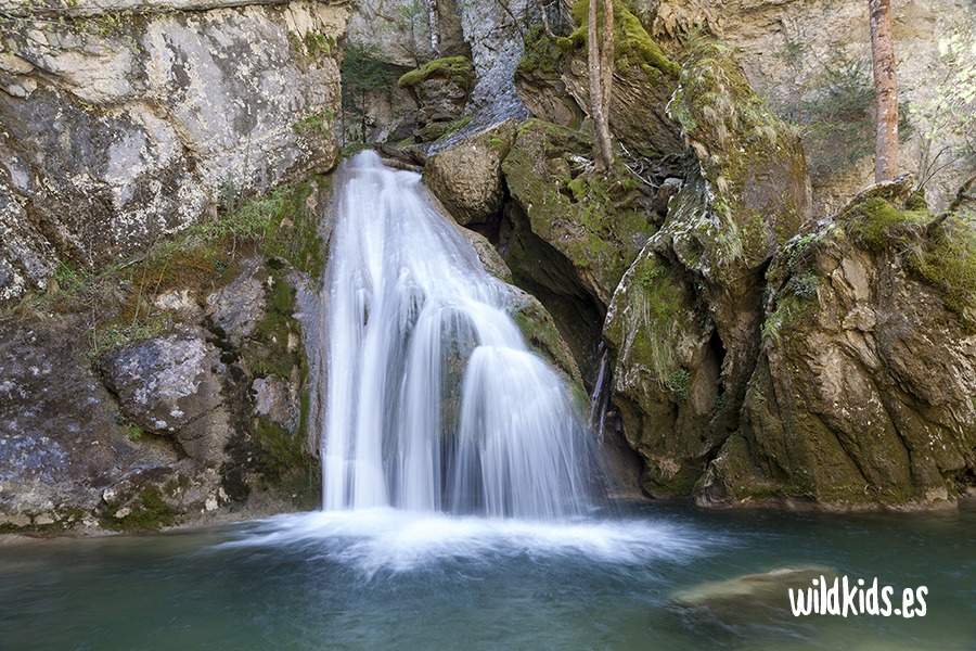 Excursión con niños a la cascada de Belabarce en el Pirineo navarro