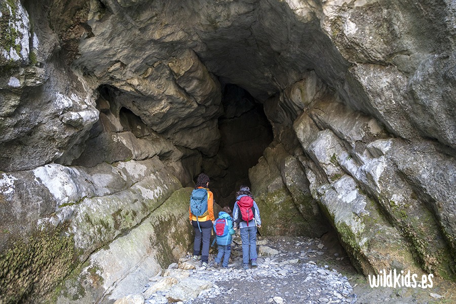 Excursión con niños a la cascada de Belabarce en el Pirineo navarro