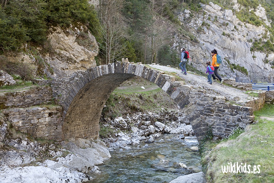 Excursión con niños a la cascada de Belabarce en el Pirineo navarro