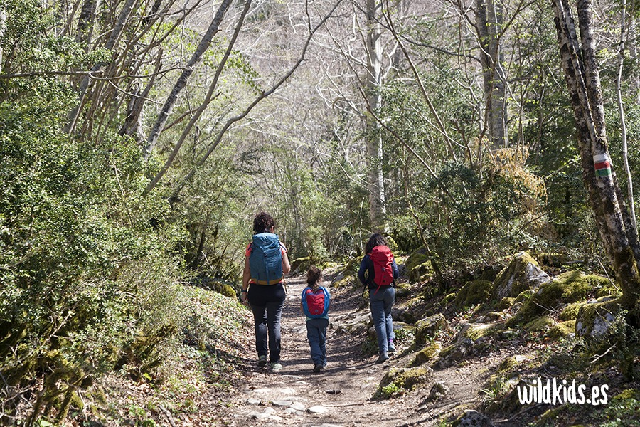 Excursión con niños a la cascada de Belabarce en el Pirineo navarro