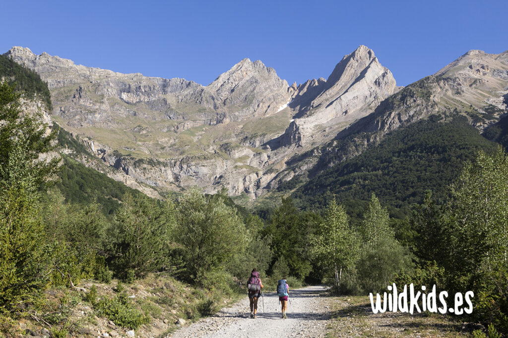 Excursión con niños a los llanos de La Larri y cascada del Cinca en el Pirineo aragonés
