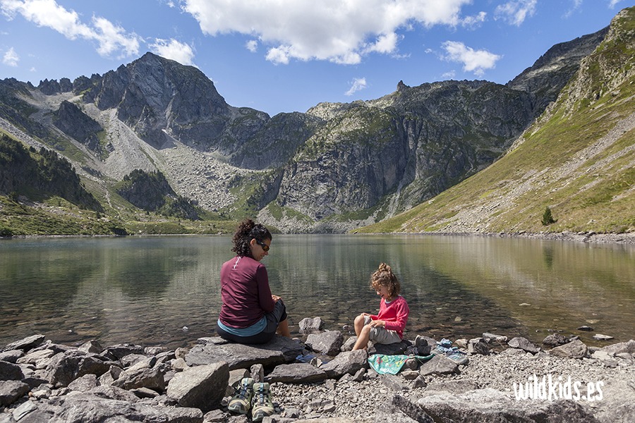 Excursión con niños al lago de Ilheou en el Pirineo francés
