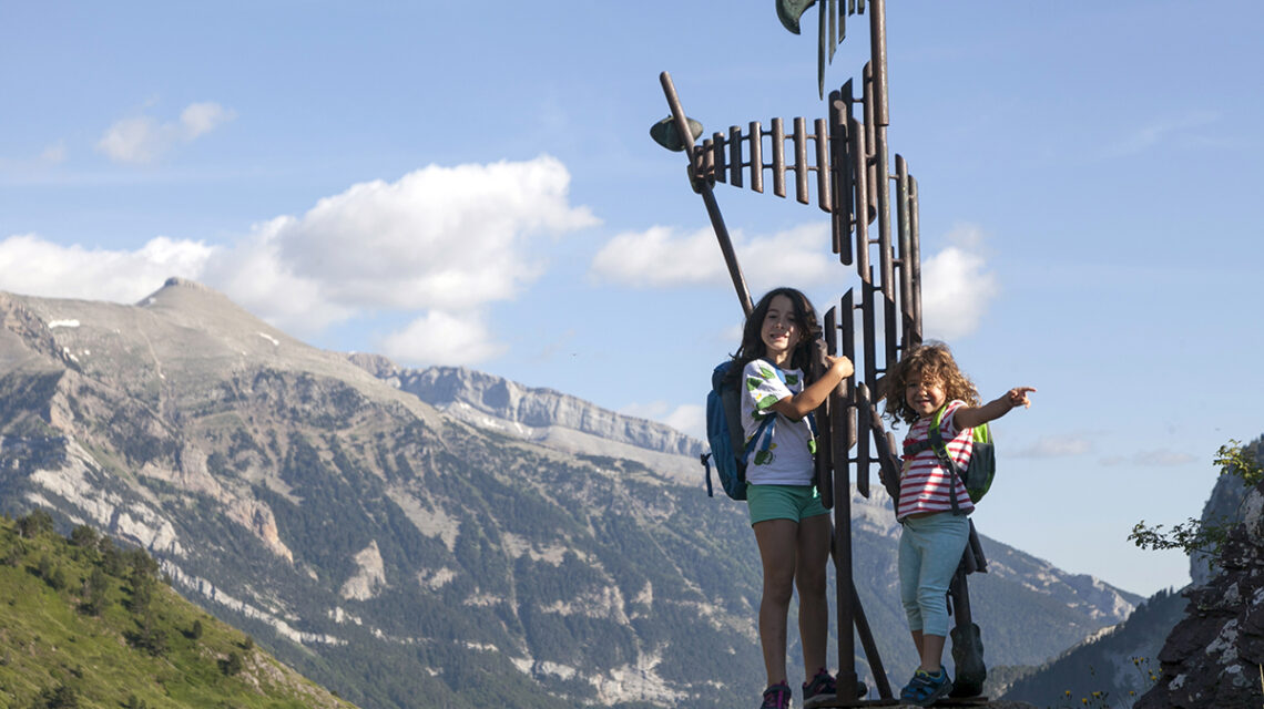 Excursión con niños por el Camino de Santiago de Somport a Canfranc-Estacion