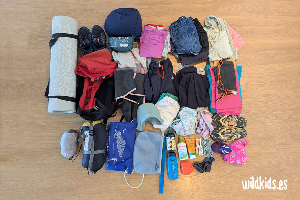 Qué llevar en la mochila para ir de campamento con niños