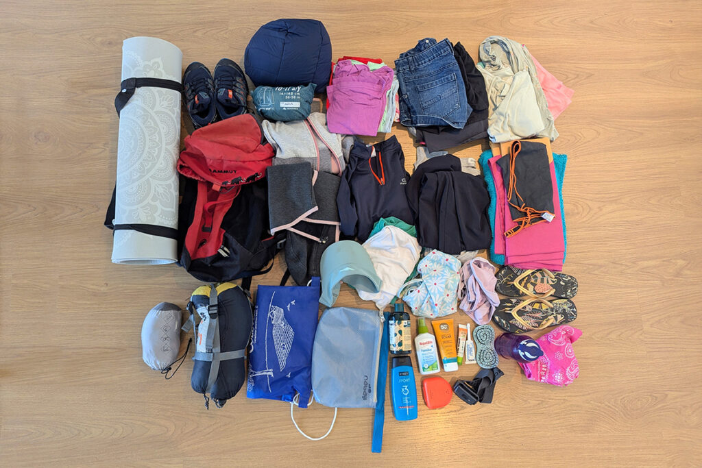 Qué llevar en la mochila para ir de campamento con niños