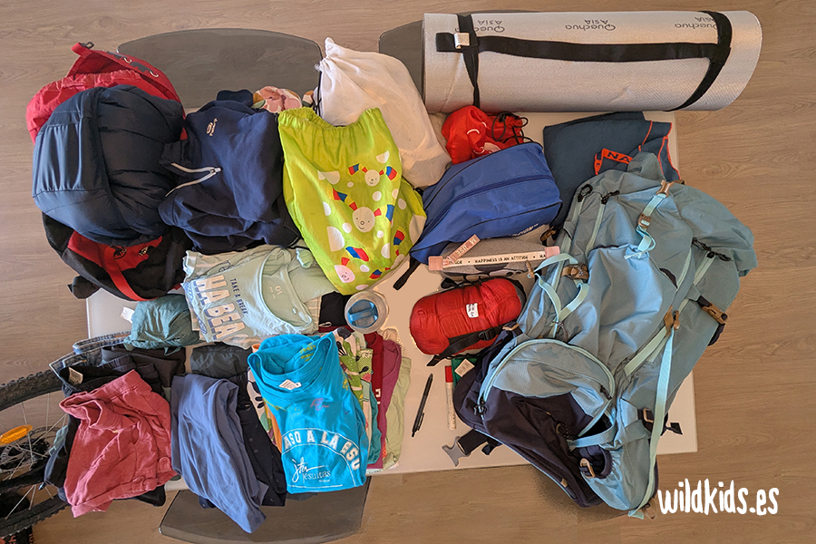 Qué llevar en la mochila para ir de campamento con niños