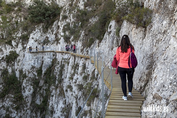 Rutas con niños cerca de Alicante - pasarela de Relleu Rutas con niños en Alicante - pasarela de Relleu