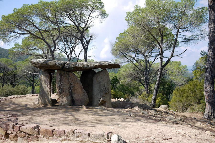 Rutas con niños en Barcelona - Dolmen Pedra Gentil Excursiones con niños en Barcelona