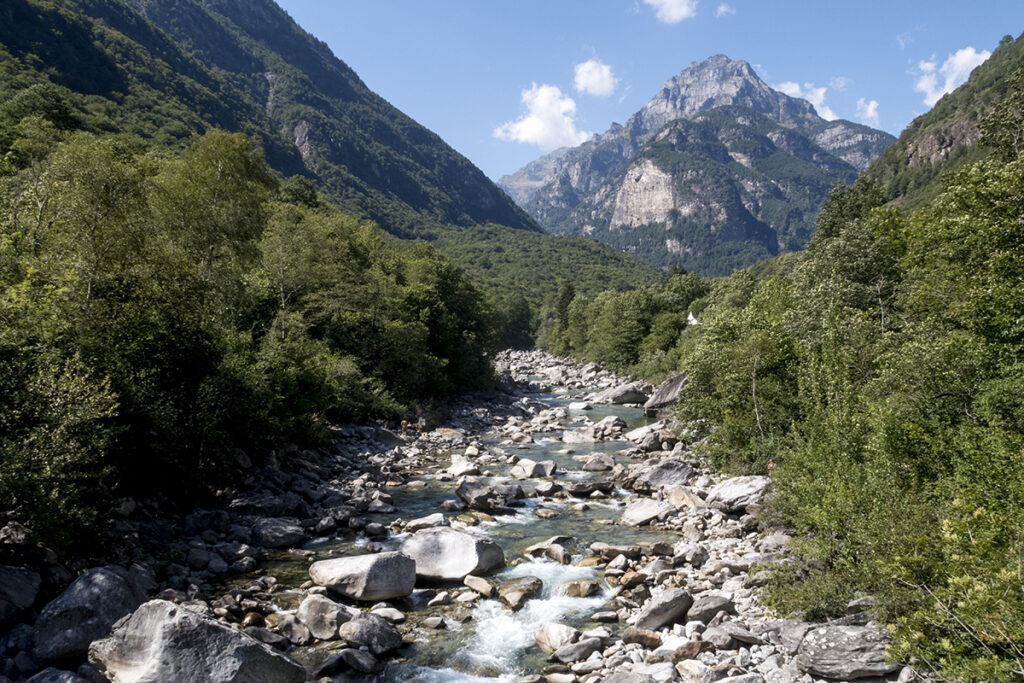 Valle Verzasca con niños en Ticino