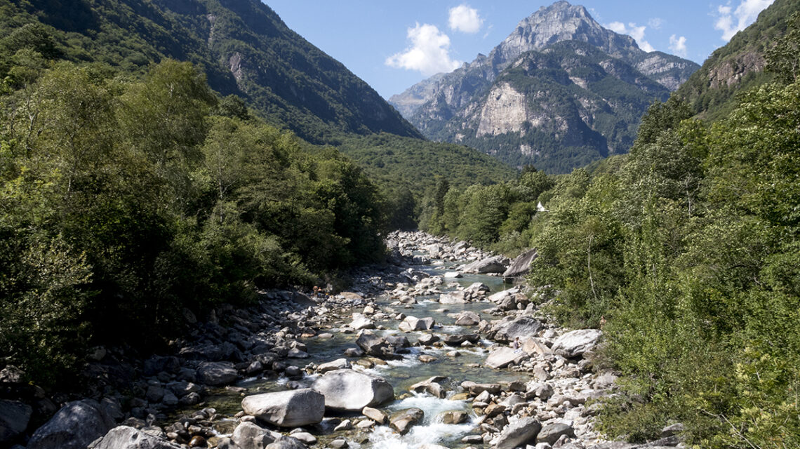 Valle Verzasca con niños en Ticino