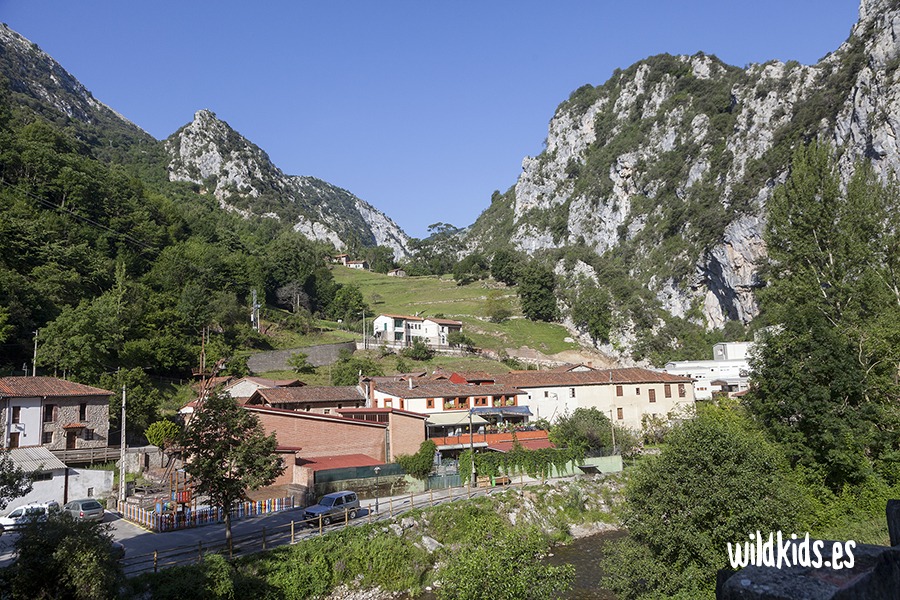 Excursión con niños en Picos de Europa por la senda fluvial de la Hermida
